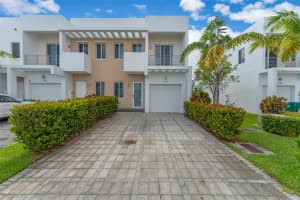 7234 Nw 103rd Path, Doral