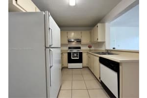 250 W Palm Cir W 204, Pembroke Pines