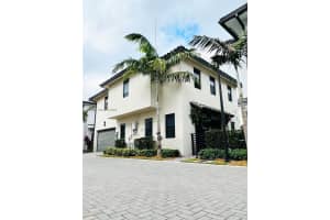 8253 Nw 47th Ln, Doral