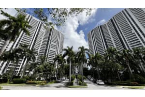 21150 Point Pl 1202, Aventura