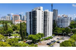 20100 W Country Club Dr 504, Aventura