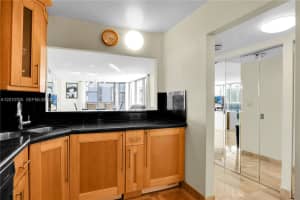 3701 N Country Club Dr 2203, Aventura