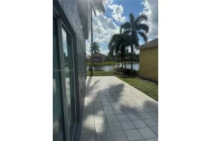 366 E Riverbend Dr, Sunrise