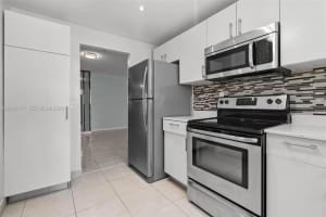 950 Ne 199th St 2h, Miami