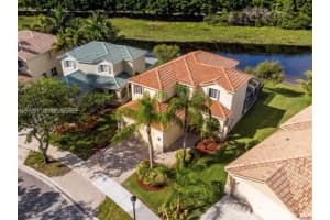 618 Willow Bend Rd 618, Weston