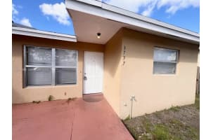 3737 Mil Lake Cir 3737, Green Acres