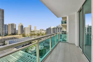 950 Brickell Bay Dr 1706, Miami
