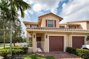 3371 Lakeside Dr 27, Davie