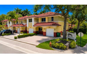 4946 Sw 66th Ter, Davie