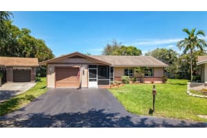 2176 Nova Village Dr, Davie