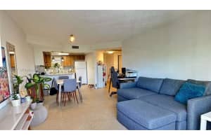 8290 Lake Dr 325, Doral