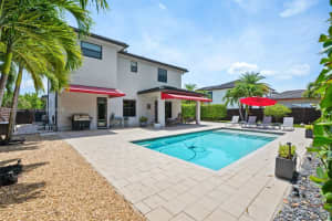 8915 Nw 161st Ter, Miami Lakes