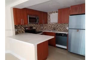 8290 Lake Dr 316, Doral