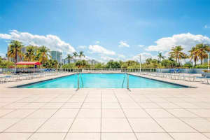 3675 N Country Club Dr 1906, Aventura