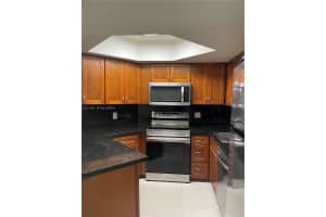 8323 Lake Dr 502, Doral