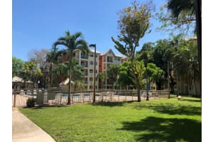 8245 Lake Dr 204, Doral