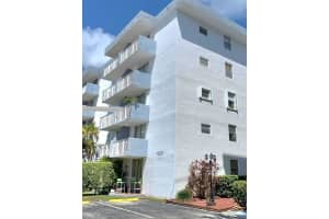 1801 S Treasure Dr 427, North Bay Village