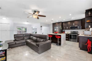 6810 Douglas St, Hollywood