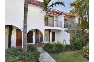 450 Grapetree Dr 302, Key Biscayne