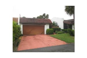 526 Ne 195 St 526, Miami