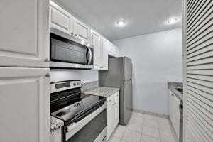 906 Twin Lakes Drive 8-j, Coral Springs
