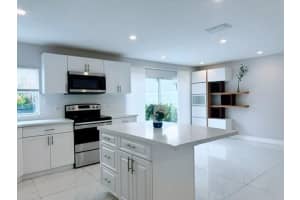 621 Lakeshore Terrace, Davie