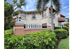 13 Uno Lago Drive, Juno Beach