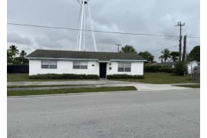 5713 Candlewood Street, Mangonia Park