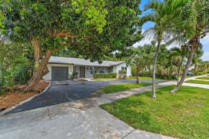 425 Greenbriar Drive, Lake Park