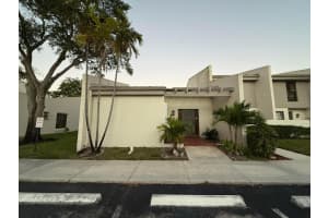 1097 Nw 98th Terrace 110, Pembroke Pines