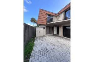 1532 W Harmony Lake Circle, Davie