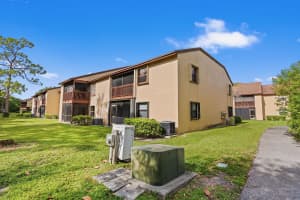 402 Lakeview Drive E, Royal Palm Beach