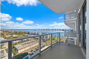 220 Lake Shore Drive N-1521, Lake Park