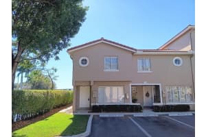150 Riviera Circle, Weston