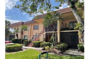 158 Lakeview Drive, Weston