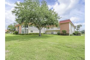 4 Vista Palm Lane 105, Vero Beach
