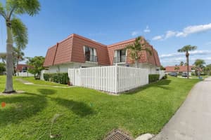 1425 Oxford Lane, Boynton Beach