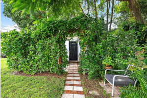 328 Hawthorne Drive, Lake Park