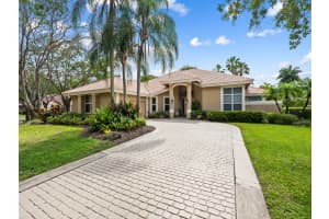 1207 Manor Drive S, Weston
