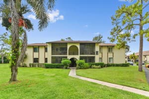 319 Knotty Pine Circle C-1, Greenacres