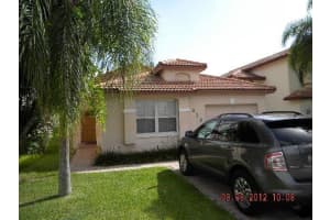 413 Lakeside Circle, Sunrise