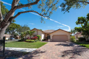 1680 Lakeshore Cir, Weston