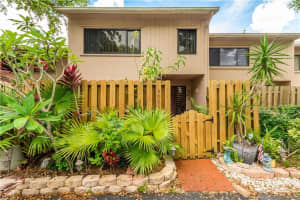 5036 S University Dr 5036, Davie