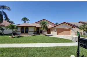 1641 E Oak Knoll Circle, Davie