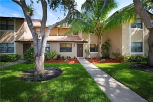 215 Lakeside Circle, Sunrise 215 Lakeside Circle, Sunrise