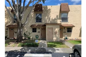 561 N Pine Island Rd 32, Plantation