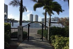 21376 Marina Cove Cir 17 C, Aventura
