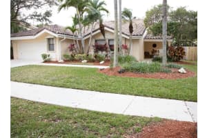 1965 Lake Point Dr, Weston