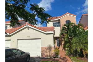 8213 Nw 70th St 8213, Tamarac