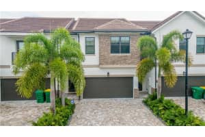 4517 E Aqua Bella Lane 37, Dania Beach